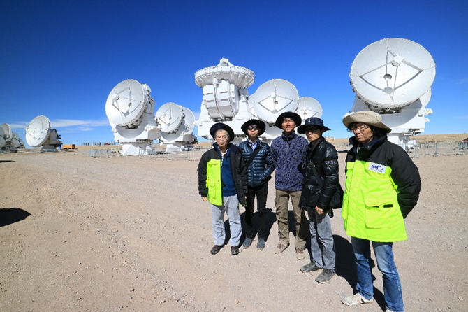 アルマ望遠鏡（チリ）での大学院生と教員